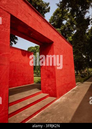 Muro rosso dell'ingresso di un parco a Prayagraj in India. Foto Stock