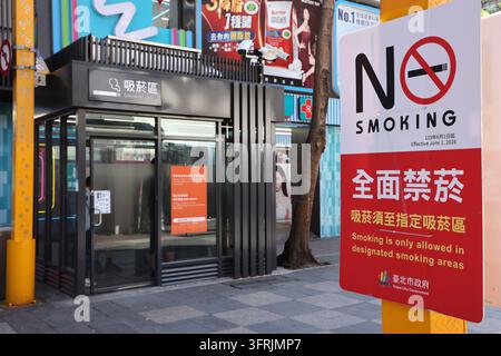 Cabine per fumare e cartello di divieto di fumare nel quartiere commerciale di Ximending dove le strade sono una zona senza fumo, ad eccezione delle aree designate per fumare, Ximen Foto Stock