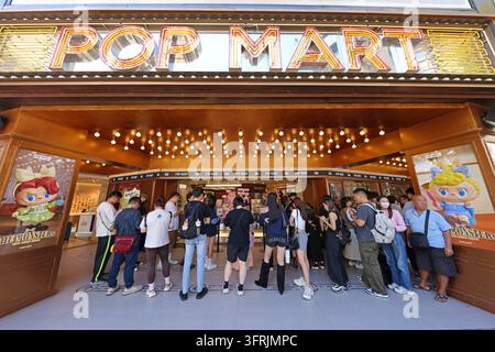 Folli in attesa dell'apertura del negozio Pop Mart nel distretto commerciale di Ximending, Ximen, Tapei, Taiwan ROC Foto Stock