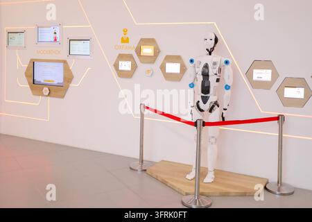 Mosca - 7 gen. 2018: Esposizione Smart City a VDNH, Sicurezza, stand Moskvenok - Robot umanoide bianco in piedi su piattaforma di legno. Barriera rossa separa Foto Stock