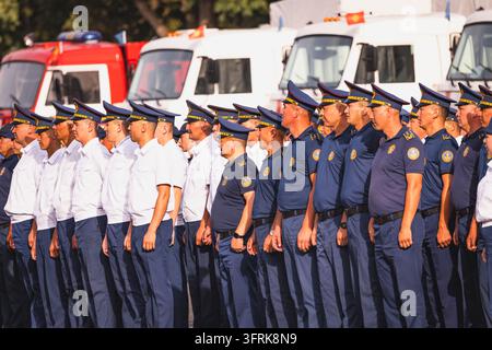Riscossitori di emergenza kirghisi in formazione per una parata Foto Stock