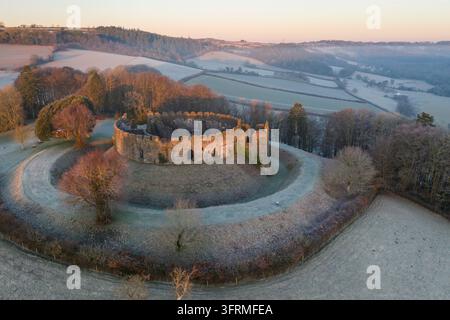 Gelooso mattino invernale al Restormel Castle vicino a Lostwithiel, Cornovaglia, Inghilterra. Inverno (gennaio) 2023. Foto Stock