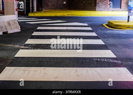 Londra, Regno Unito, 12 ottobre 2026, Strisce pedonali a zebratura in un parcheggio pubblico con un marciapiede giallo e senza persone Foto Stock