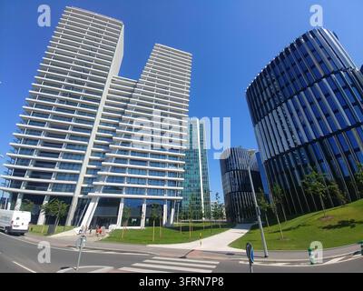 Un grande edificio con facciata bianca si trova di fronte a un'area erbosa verde. Un'auto è parcheggiata davanti all'edificio. Praga, Repubblica Ceca Foto Stock