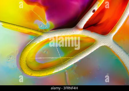 Vibrante arte liquida astratta con forme traslucide fluenti, sfumature colorate, piccole bolle e texture lucide in giallo, arancione, viola e Foto Stock