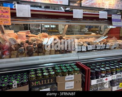 Il mercato Atwater di Montreal, Canada, mostra un banco gastronomico con esposizioni di salumi, salsicce e formaggi assortiti Foto Stock