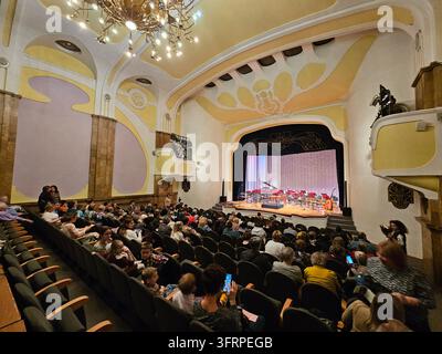 SAMARA - 17 APR 2024: Un grande pubblico assiste a una rappresentazione in un teatro. Ci sono molte persone nel pubblico, alcune delle quali tengono telefoni cellulari, centro ricreativo a Samara Foto Stock