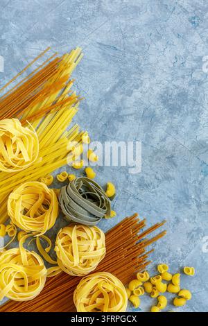 Pasta tradizionale italiana di grano duro su sfondo di cemento grigio. Vista dall'alto Foto Stock