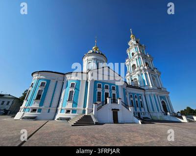 Grande cattedrale dell'Epifania blu e bianca a Kostroma con un alto campanile. L'edificio è circondato da un cortile Foto Stock