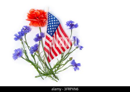 Vista piatta dall'alto della bandiera degli Stati Uniti, papavero rosso vivace e fiordalisi blu su sfondo bianco con spazio per il testo. Memorial Day o 4 luglio co Foto Stock
