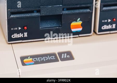 2 agosto 2026, museo Yandex, Belgrado, Serbia: computer Apple IIe con unità floppy Disk II che mostra badge con logo arcobaleno Foto Stock