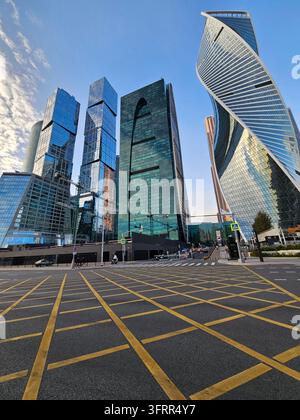 Via cittadina con una linea gialla al centro. Ci sono diversi edifici sullo sfondo. La strada è vuota Foto Stock
