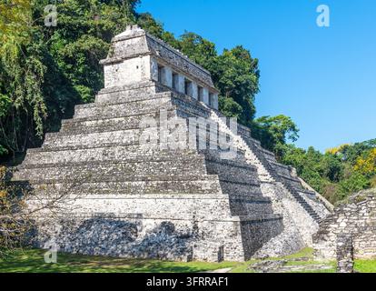 Piramide del Tempio delle Iscrizioni nella giungla del Chiapas a Palenque con spazio libero, Messico. Foto Stock