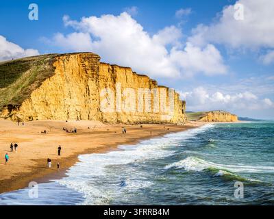 Scogliere di West Bay e la spiaggia popolare di Bridport, Dorset, sulla costa giurassica. Foto Stock