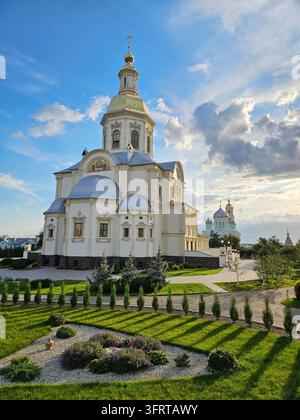 DIVEYEVO - 27 AGOSTO 2025: Grande chiesa bianca del Monastero della Trinità di Serafim-Diveyevo. Cattedrale dell'Annunciazione della Santissima Theotokos con un tetto giallo e una croce in cima. Foto Stock