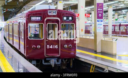 Kyoto, Giappone - 23 set 2024, Una vista ravvicinata della cabina del macchinista di un treno viola della Hankou Railway alla stazione ferroviaria di Kyoto, non ci sono persone sul binario, solo il macchinista è in piedi nella cabina, Kyoto, Giappone Foto Stock