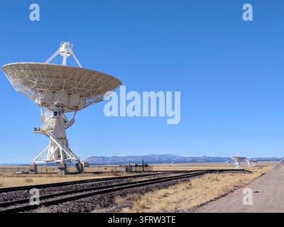 Il Karl G. Jansky Very Large Array, un osservatorio di radioastronomia, ha 28 telescopi che viaggiano su binari ferroviari posati nelle Plains di San Agustin Foto Stock