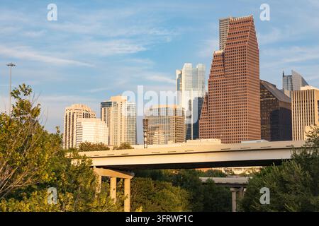 Silhouette del centro di Houston con autostrada elevata alla luce del sole pomeridiano Foto Stock