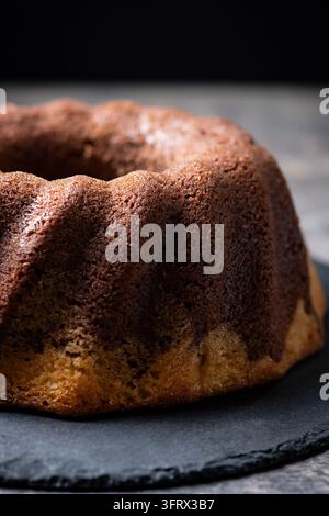 Torta bundt marmorizzata fatta in casa al cioccolato e vaniglia su tavolo di legno rustico Foto Stock