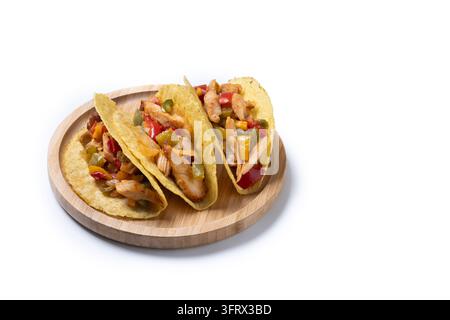 Tacos messicani di pollo croccanti con verdure colorate su sfondo bianco Foto Stock