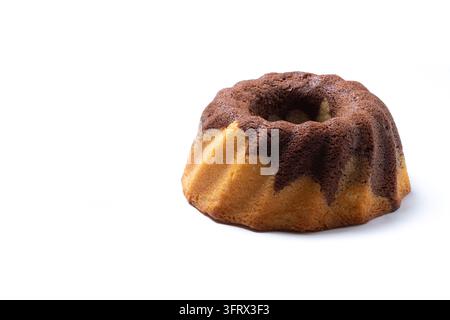 Crostata bundt marmorizzata fatta in casa al cioccolato e vaniglia isolata su sfondo bianco Foto Stock
