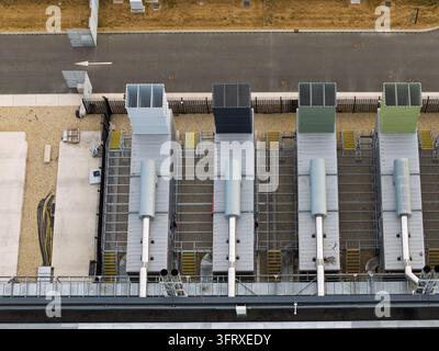 Quattro grandi torri di raffreddamento installate sul tetto di un edificio di data center forniscono un controllo essenziale della temperatura per i sistemi hardware dei server ospitati all'interno Foto Stock