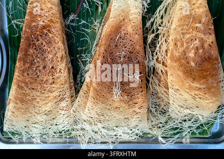 Pancake di riso al cocco, il budino al cocco è un dolce tradizionale thailandese a base di farina di riso e latte di cocco al mercato Street food in Thailandia, da vicino Foto Stock