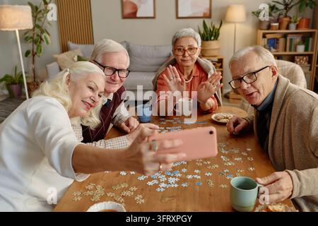 Amici anziani multietnici che fanno un selfie con lo smartphone Foto Stock