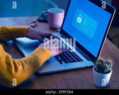 Utente che immette nome utente e password su uno schermo di accesso sicuro, proteggendo i dati online e la privacy personale Foto Stock