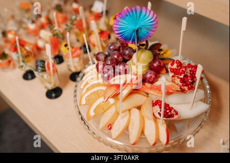 Vassoio di frutta fresca con mele, uva, pere e melagrana a un buffet Foto Stock