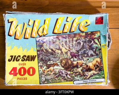 Scatola di puzzle vintage Wild Life Jungle Stampede sul tavolo Foto Stock