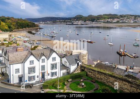Barche alla bassa marea, fiume Conwy, Conwy, Galles, Regno Unito Foto Stock