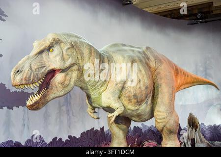 Vista di un modello a grandezza naturale di Tyrannosaurus Rex esposto al Museo di Storia Naturale di Londra, Inghilterra, Regno Unito. Foto Stock