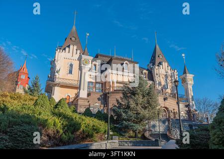 Grande teatro accademico delle marionette di Kyiv in stile castello su una collina, architettura in stile castello europeo con più torri e grandi finestre, percorso in acciottolato Foto Stock