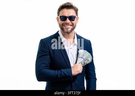 Il gioco d'azzardo e le scommesse comportano un rischio finanziario. Il vincitore del casinò tiene denaro contante. Un uomo d'affari anonimo indossa occhiali da sole. Un uomo di successo mostra US Foto Stock