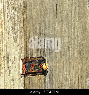 Antica porta di legno con pannelli sbiaditi, una serratura nera arrugginita e una maniglia vecchio stile Foto Stock