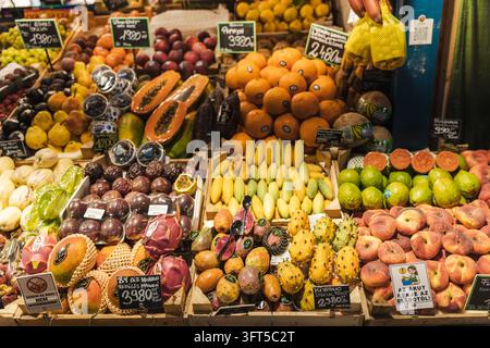 Budapest, Ungheria, 25 giugno 2026: Uno stand di mercato colorato espone frutta fresca con cartelli dei prezzi scritti a mano. Foto Stock