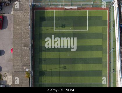Vista aerea di un campo da calcio con erba artificiale verde, segnaletica bianca e recinzione circostante a Istanbul, Istanbul, Turkiye. Foto Stock