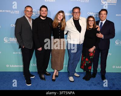 Beverly Hills, Stati Uniti. 13 ottobre 2026. Stephen Huvane, Declan Huvane, Michael Huvane, Ruth-Ann Huvane e Kevin Huvane alla performance e festa di beneficenza “This Is Crazy!” presentata dalla National Alliance On Mental Illness (NAMI) presso il Wallis Annenberg Center for the Performing Arts il 13 ottobre 2026 a Beverly Hills, Los Angeles, California, Stati Uniti. (Foto di Xavier Collin/Image Press Agency) Credit: Image Press Agency/Alamy Live News Foto Stock