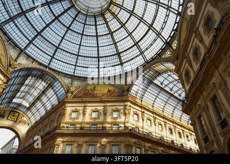 Milano, Italia - 14 agosto 2025: Magnifico cupola in vetro e ferro della Galleria Vittorio Emanuele Foto Stock