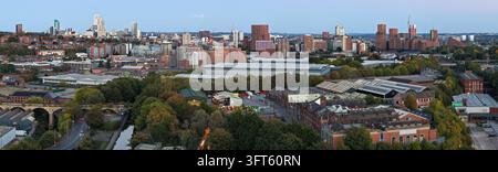 Panorama aereo del tramonto sulla skyline della città di Leeds, i mulini di Armley e il fiume Aire Foto Stock