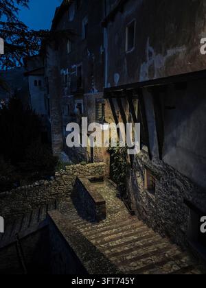 Strada acciottolata e scale di Albarracín di notte alla luce calda delle lanterne Foto Stock