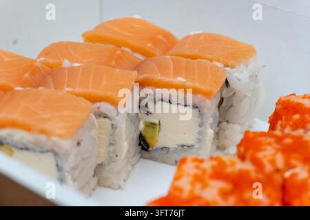 Rotoli di sushi freschi di Philadelphia e California in primo piano Foto Stock