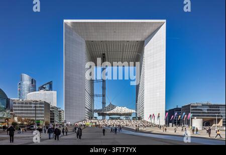 Grande Arpa di La Défense a Parigi, Francia, un monumentale edificio di uffici modernista che si affaccia sulla piazza pedonale del distretto commerciale di La Défense Foto Stock