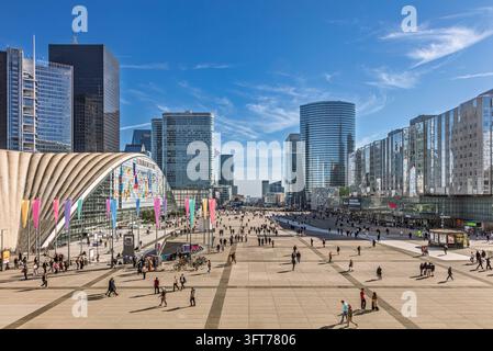 Piazza pedonale nel distretto commerciale di La Défense, Parigi, Francia, circondata da grattacieli moderni, edifici per uffici e architettura contemporanea. Foto Stock