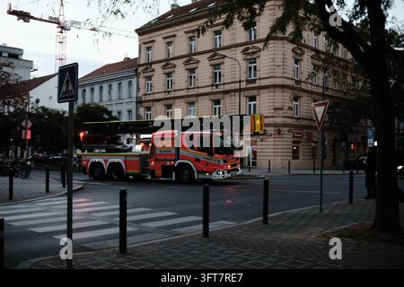 Praga, Repubblica Ceca - 13 ottobre 2026: Camion dei pompieri contrassegnato 112 e AZ 40-S1Z con le luci accese, che passa davanti a un segnale di attraversamento pedonale, dei birilli e una ceda Foto Stock