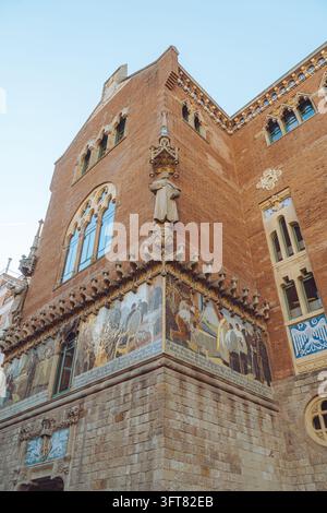 Dettaglio di mosaico modernista squisito al Recinte Modernista de Sant Pau storico a Barcellona, Spagna. Foto Stock