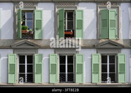 Motivo della finestra e persiane su una facciata storica nel centro storico, la vecchia città o il quartiere storico di Losanna, Svizzera Foto Stock