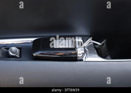 Ljubljana, Slovenia - 14 settembre 2026: Il portachiavi di una Rolls Royce poggia sul cruscotto all'interno dell'auto. Il suo emblema è visibile. Foto Stock