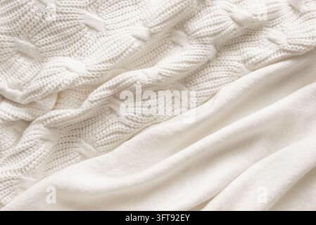 Vari tessuti a maglia bianchi, texture di lana morbide e calde di maglieria per autunno e inverno. Design di concetto di casa hygge e accogliente. Foto Stock